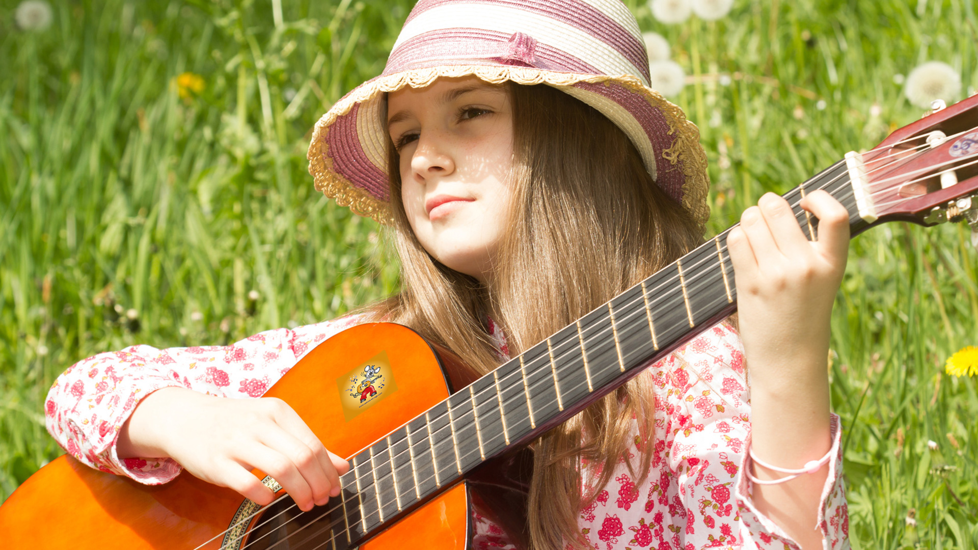 Играть на гитаре молодая